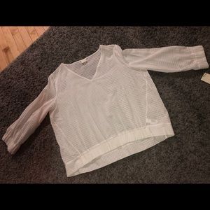 Quarter sleeve, crop top.